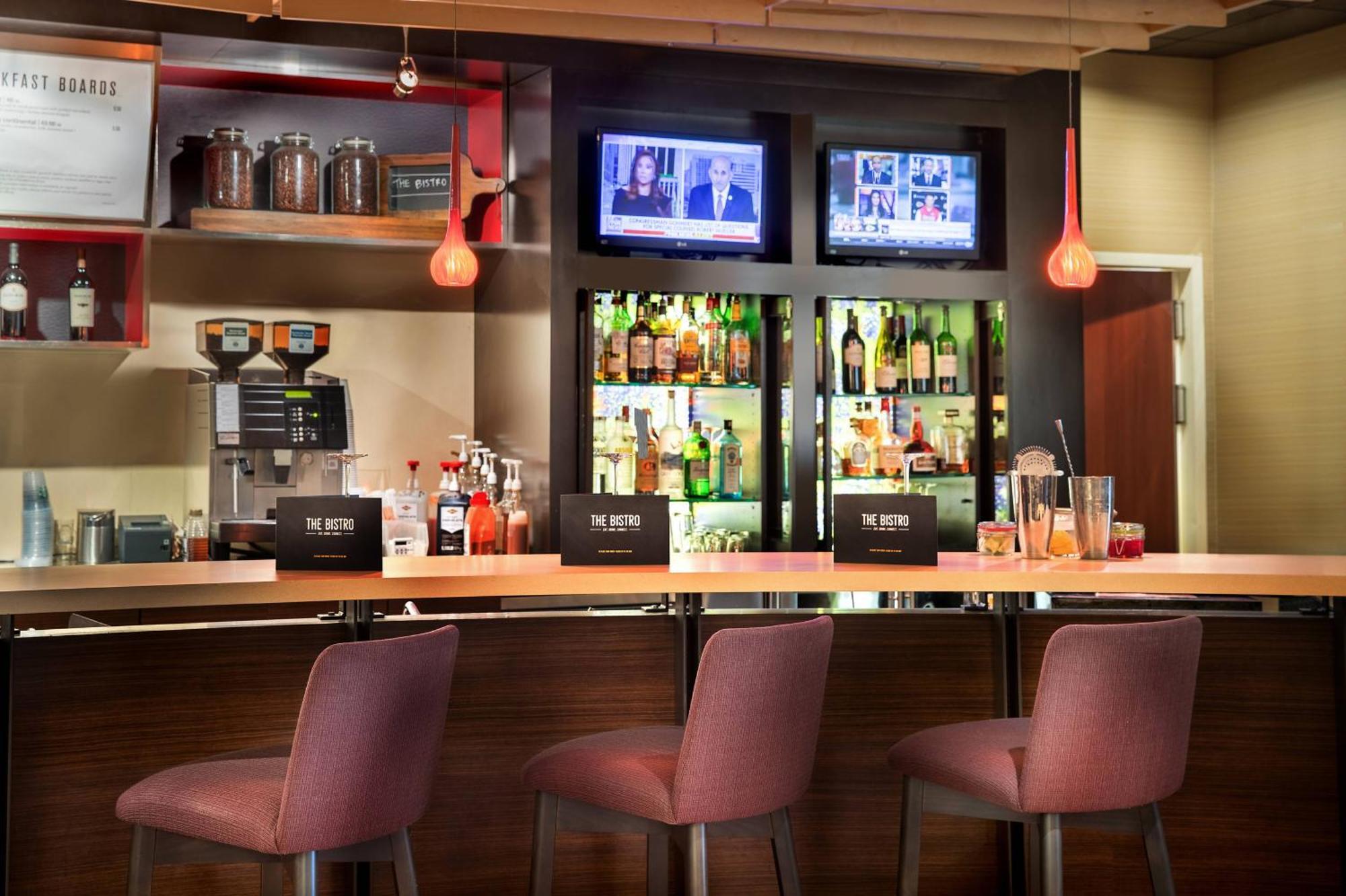 Courtyard By Marriott Denton Hotel Bagian luar foto