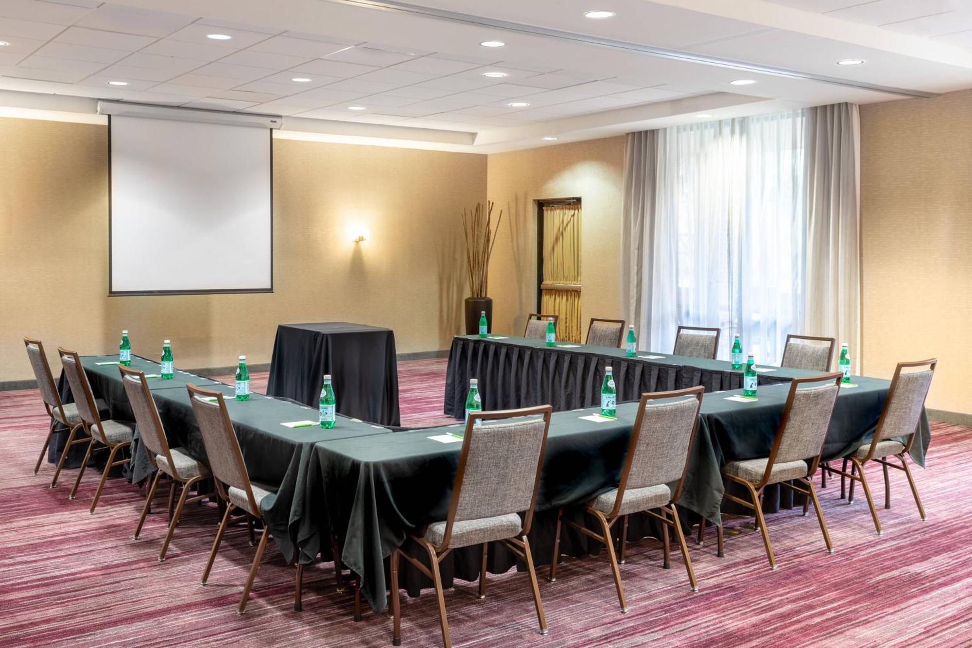 Courtyard By Marriott Denton Hotel Bagian luar foto