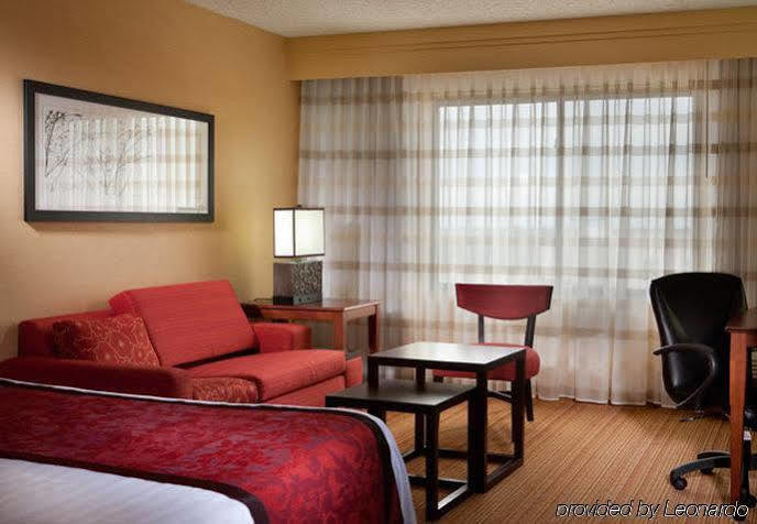 Courtyard By Marriott Denton Hotel Bagian luar foto